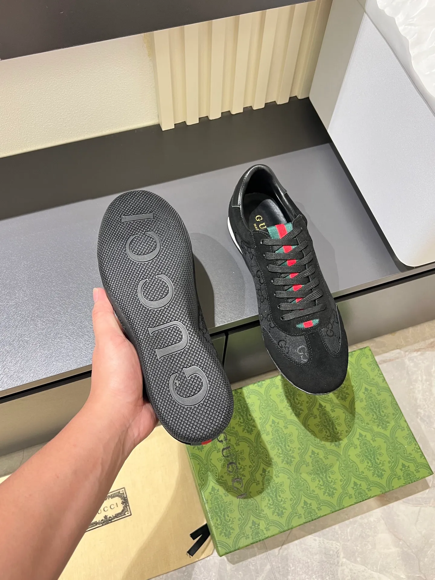 Men's shoes 💰p400 Gucci Shift series sports shoes, featuring lightweight thin sole design, suede + canvas + technical fabric splicing, perfect texture! The tongue and heel have red and green webbing, which is highly recognizable✨. The classic brown + off-white color scheme is retro and modern. The shell-toe shoe shape makes the feet smaller. It is perfect for daily wear or skirts and trousers. The upper fabric + elastic heel is easy to put on and take off, and the wrapping feeling is comfortable. It can be used for commuting and leisure. It has become one of Demna Gvasalia’s hottest items after taking over🔥. size: 38-45!